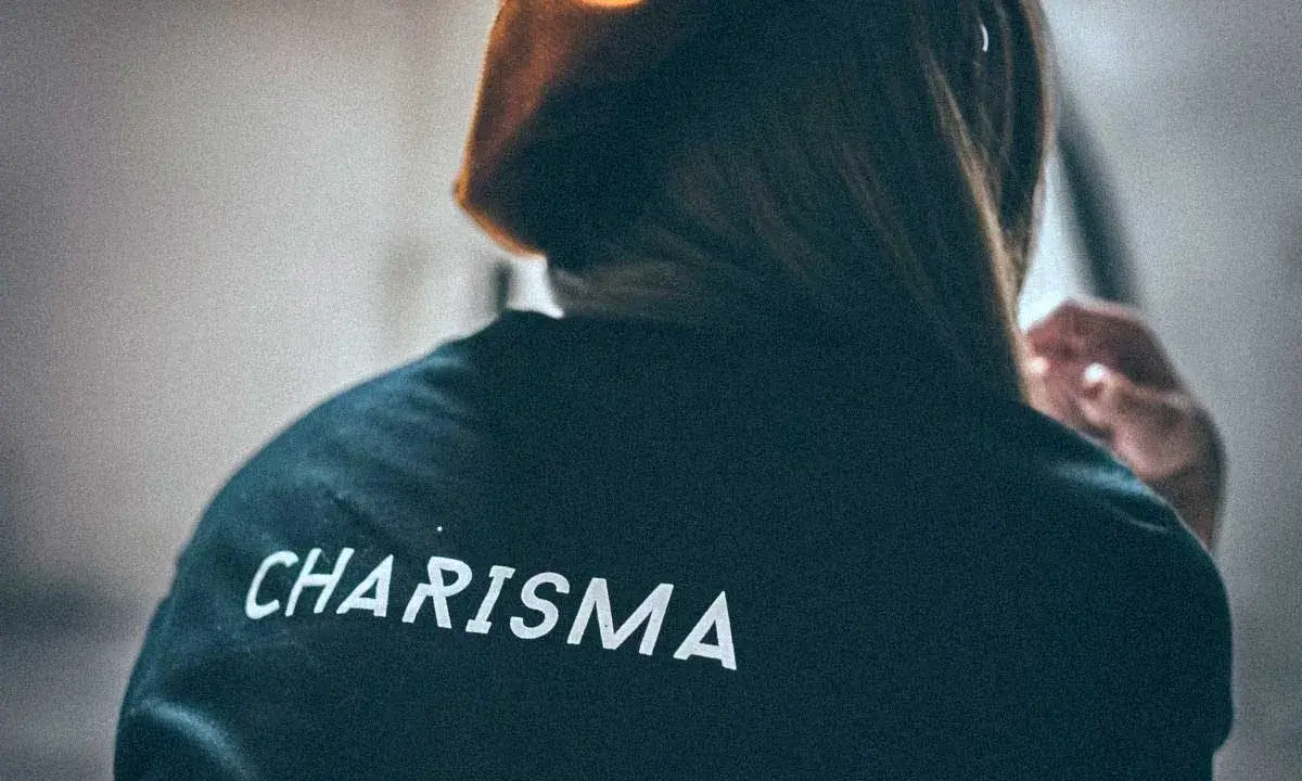 Osoba w bluzie z napisem "CHARISMA" ma charyzmatyczny styl.