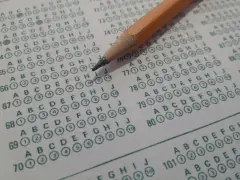 Ołówek na arkuszu odpowiedzi, przygotowany do wypełnienia pytań testowych, być może z badania MMPI-2.