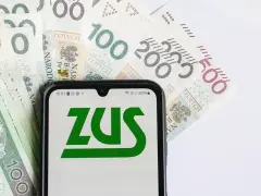 Telefon z logo ZUS na tle polskich banknotów. Możliwy zwrot składki zdrowotnej.