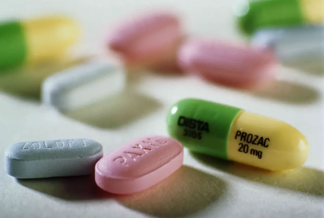Różne leki na nerwicę, w tym kapsułka Prozac 20 mg, tabletki Zoloft i inne.
