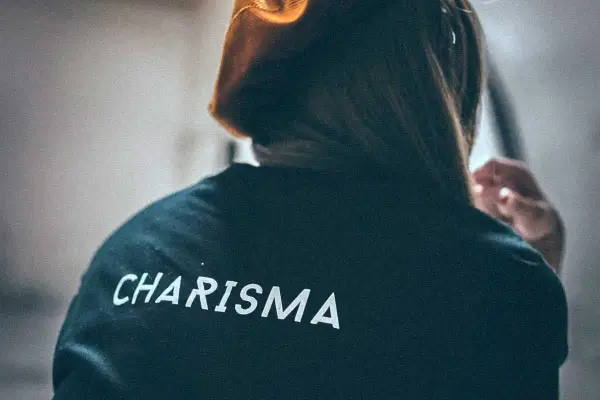 Osoba w bluzie z napisem "CHARISMA" ma charyzmatyczny styl.