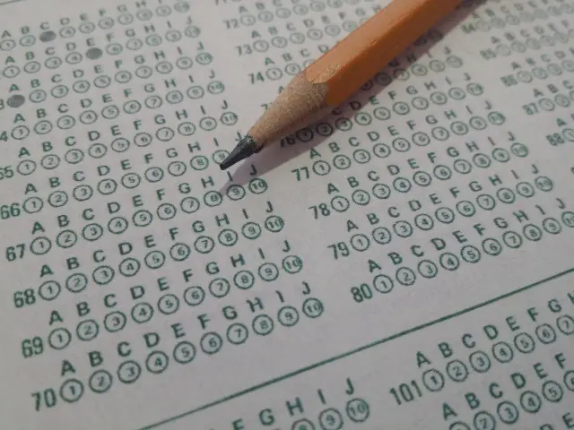 Ołówek na arkuszu odpowiedzi, przygotowany do wypełnienia pytań testowych, być może z badania MMPI-2.