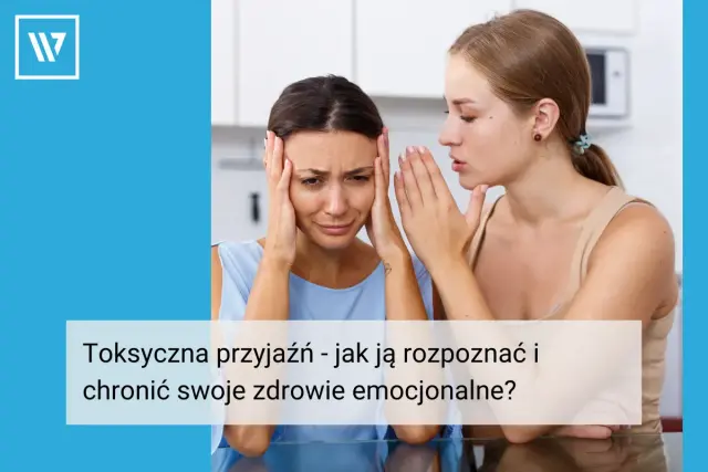 Kobieta z rękami na skroniach, wyraźnie zestresowana, słucha czegoś, co szepcze jej druga osoba. To obraz toksycznej relacji.