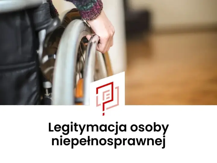 Dłoń chwyta koło wózka inwalidzkiego. Na dole widnieje napis "Legitymacja osoby niepełnosprawnej".